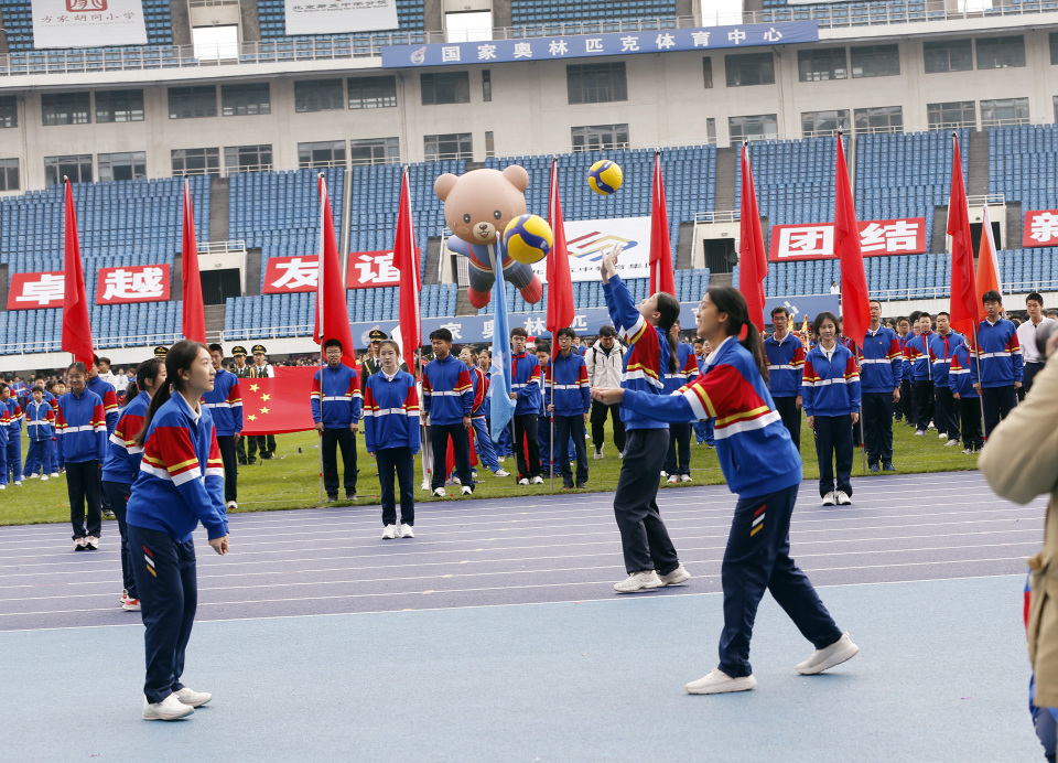 PxKBH, 余名师生齐